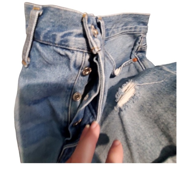 MADEWELL CURVY RELAXED DENIM SHORTS SIZE 27 (RUN
LARGE) DISTRESSED BUTTONFLY - Picture 4 of 4